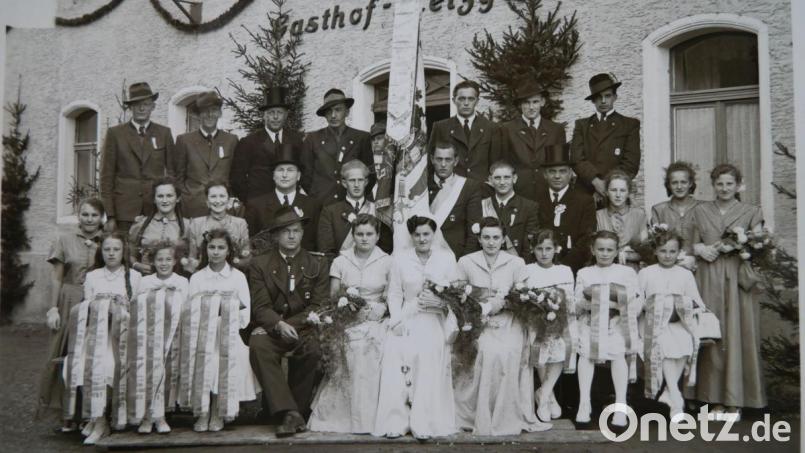 Die Fahnenweihe fand 1953 unter Schützenmeister Karl Bauriedl (vorne, Vierter von links), Festleiter Justin Braun (Mitte, Vierter von links) und mit den Fahnenbräuten Sieglinde Frey, Kathi Zierer und Gertraud Lang statt. Repro: gz