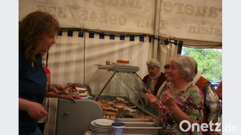 Rund geht es am Nachmittag an der Kuchentheke. Viele Stücke an Gebäck, das die Imkerfrauen für das Fest geschaffen hatten, werden auch für die Kaffeetafel daheim abgeholt. Bild: gpa