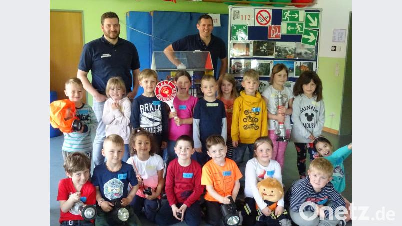 Philipp Schwan und Manfred Günthner von der Feuerwehr Konnersreuth (hinten, von links) klärten im Kinderhaus über Brandschutz auf. Bild: exb