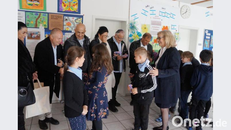 Wenn eine israelische Delegation in der Region zu Gast ist, ist es guter Brauch, auch in der Ammerthaler Schule vorbeizuschauen. Den Kindern gefällt’s. Bild: e