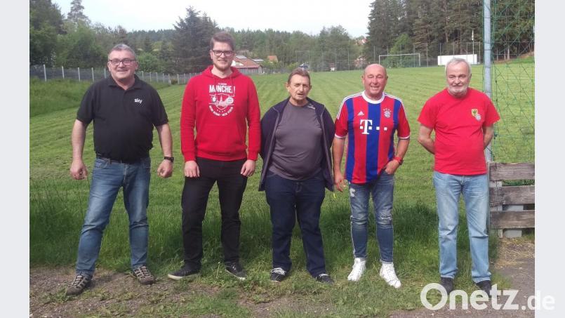 FC-Bayern-Fanclub-Vorsitzender Reinhard Ockl (links) und Stellvertreter Franz Bauer jun. (rechts) mit den Siegern des Preisschafkopfes (von links) Alexander Goblirsch, Anton Sirtl, und Alexander Dumler. Bild: njn