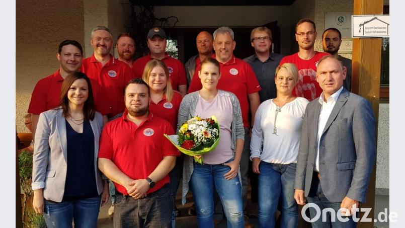 Tobias Hackbarth (vorne, Zweiter von links) bleibt Präsident der "Roten Legion". Bürgermeister Richard Kammerer (vorne, rechts) wünscht viel Erfolg bei der Kartenbestellung für die Spiele. Bild: sei