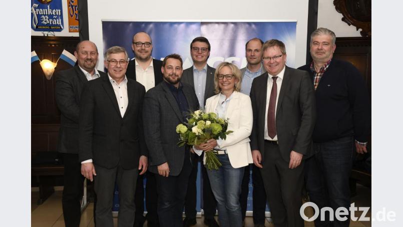 Gruppenbild nach der Neuwahl des CSU-Kreisverbands Amberg-Stadt: Neue Kreisvorsitzende wurde Michaela Frauendorfer, hier mit einem ihrer vier Stellvertreter, Matthias Schöberl (links daneben). Bild: upl