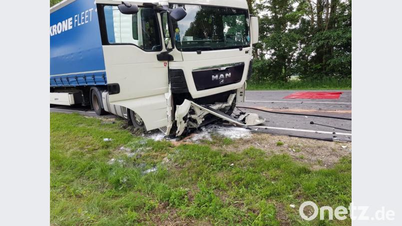 Großeinsatz für die Rettungskräfte nach einem schweren Unfall auf der B8 bei Pfatter. Ein Auto und ein Lkw sind nahezu frontal kollidiert. Bild: Alexander Auer