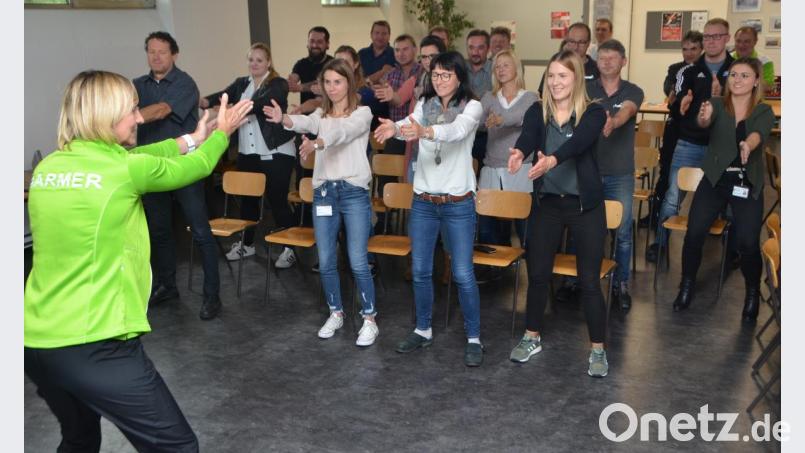 Die zweifache Olympiasiegerin Heike Drechsler zeigte den Leistritz-Mitarbeitern leichte Übungen, die auch am Arbeitsplatz zwischendurch die Muskulatur auflockern können. Bild: dob