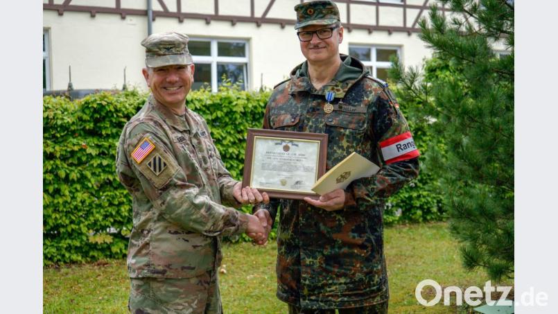 Stabsfeldwebel Michael Hiller (rechts) wird mit der "Army Achievement Medal" ausgezeichnet. Bild: mor