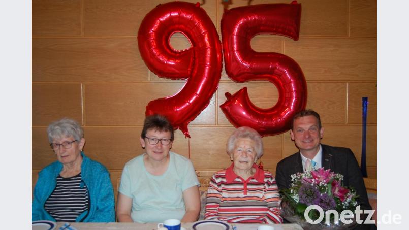 Hildegard Drey (Zweite von rechts) feiert im Kreise der Familie ihren 95. Geburtstag. Unter anderen gratulierte auch Bürgermeister Ernst Schicketanz (rechts). Bild: sm
