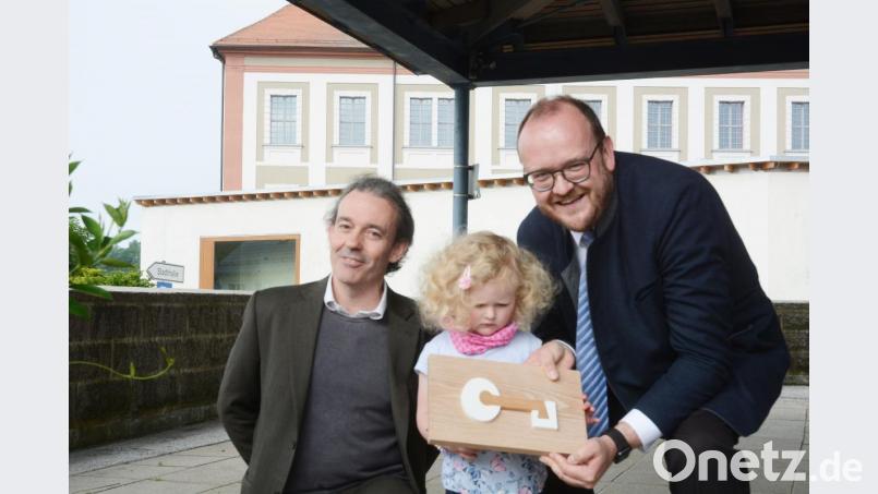 Architekt Piero Bruno (links) und sein Auftraggeber Andreas Meier sind mit dem neuen Verwaltungsgebäude hochzufrieden. Nur Katharina Meier schaut bei der Schlüsselübergabe noch nicht hunderprozentig überzeugt. Bild: Gabi Schönberger