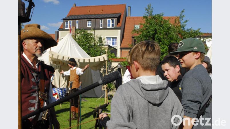 Der hautnahe Kontakt mit dem historischen Lagerleben ist am Freitag ziemlich ins Auge - oder vielmehr Ohr - gegangen. Bild: san