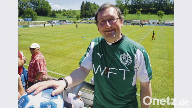 Der Gebenbacher Pfarrvikar Christian Preitschaft schaut sich, wann immer es geht, die Spiele der DJK Gebenbach im Fan-Trikot an. Der 42-Jährige ist aber auch beim SV Hahnbach und den SF Ursulapoppenricht auf den Plätzen. Bild: jut