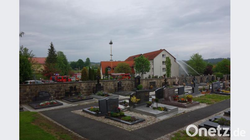 Mit dem Rücken zur Friedhofswand richten die Feuerwehrkräfte ihre Wassermassen gegen das angenommene Feuer im Gartentrakt des Seniorenhaueses. Bild: fjo