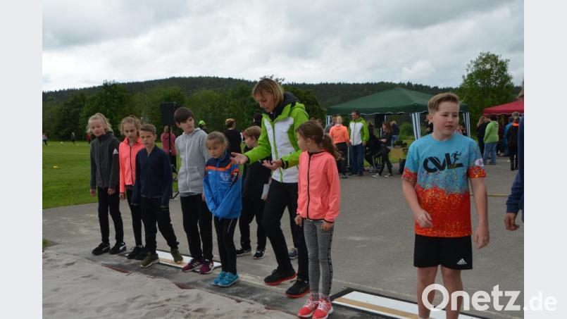 &quot;Lauf dich fit&quot; hieß es beim Barmer-Aktionstag an den Pleysteiner Zottbachtalschulen. Heike Drechsler gibt den Schülern für den nächsten Weitsprungversuch Tipps. Bild: dob