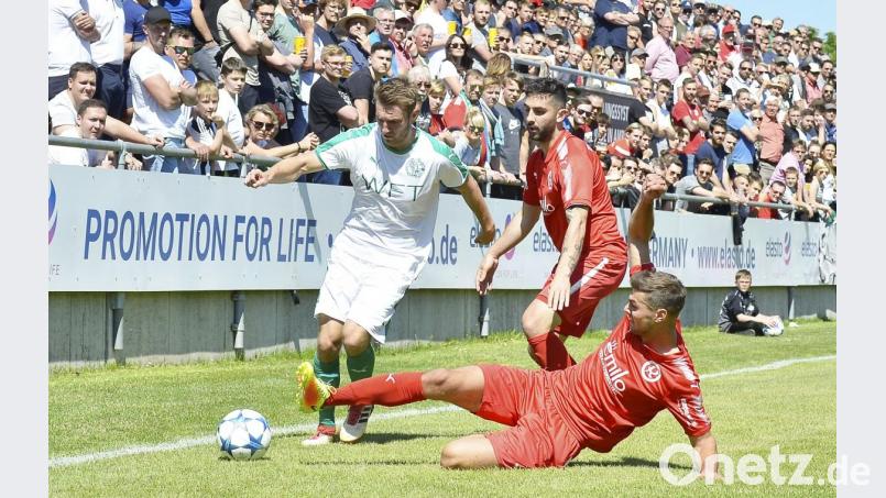 Der Gebenbacher Jan Fischer (links) setzt sich an der Außenlinie gegen zwei Rosenheimer durch. Am Sonntag gibt es ein Wiedersehen beim Rückspiel in Oberbayern. Bild: Hubert Ziegler