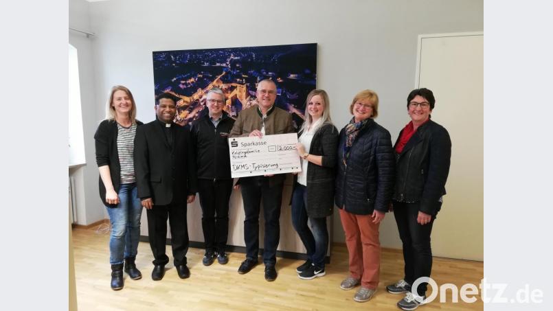Die Verantwortlichen der Kolpingsfamilie Pfreimd übergaben eine Spende in Höhe von 2.000 Euro für die Typisierungsaktion am Sonntag: Von links nach rechts: Sabrina Hösl (Familienbande), Präses P. Georg, Vorsitzender Georg Hirmer, Bürgermeister Richard Tischler, Verena Schottenheim, Brigitte Hammer (Kolpingkreis), Margit Fischer (Familie aktiv) Bild: hir