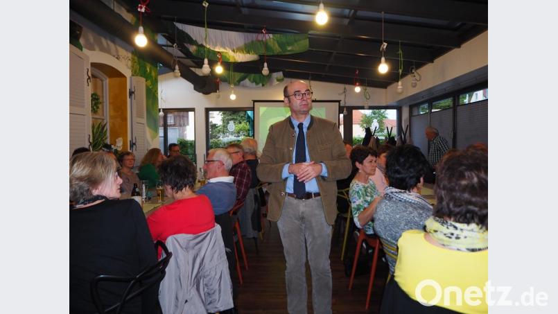 Professor Dr. med. Robert Schwinger lässt beim Info-Abend des VdK keine Frage der Besucher unbeantwortet und hat viele Ratschläge und Tipps dabei.
