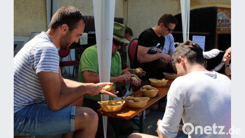Beim Kartoffelschälen mussten die Männer auch Geschick beweisen. Bild: kar