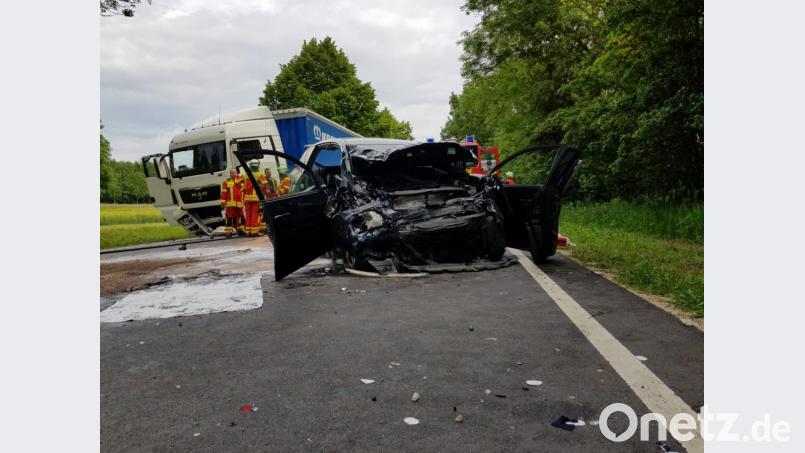 Großeinsatz für die Rettungskräfte nach einem schweren Unfall auf der B8 bei Pfatter. Ein Auto und ein Lkw sind nahezu frontal kollidiert. Bild: Alexander Auer