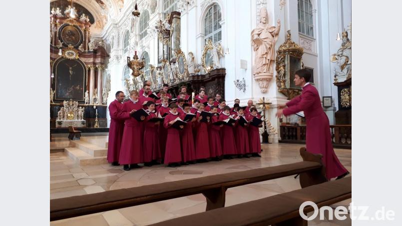 Der Norwich Cathedral Choir unter Leitung von Ashley Grote vorm Volksaltar in der Basilika. Bild: pz