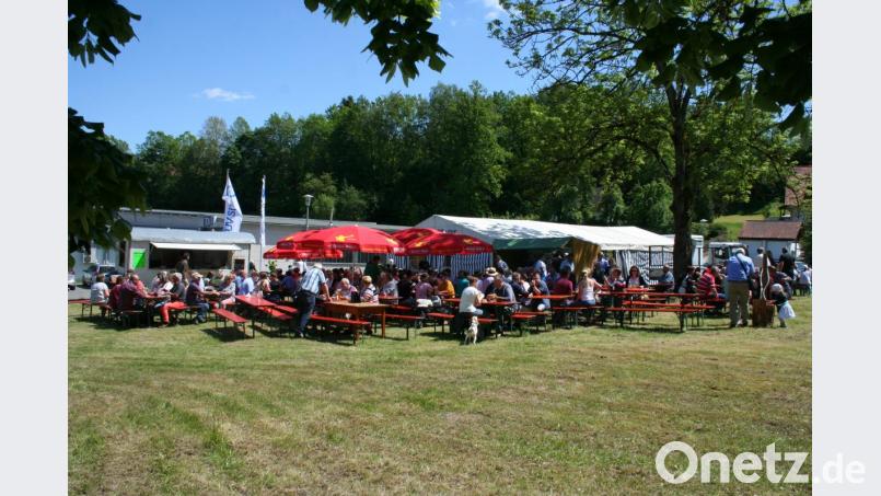 Einem Münchener Biergarten ähnelt das Freigelände: Bei herrlichstem Sonnenschein wird geplaudert und genossen. Benachbarte Imker nutzen die Gelegenheit, um Fachgespräche zu führen. Bild: gpa