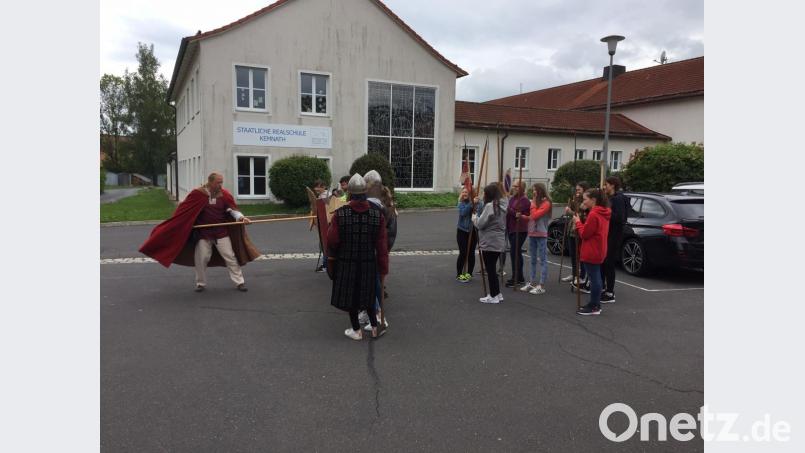 Stefan Horvath (links) prüft, ob der Schildwall richtig aufgestellt ist. Bild: jzk