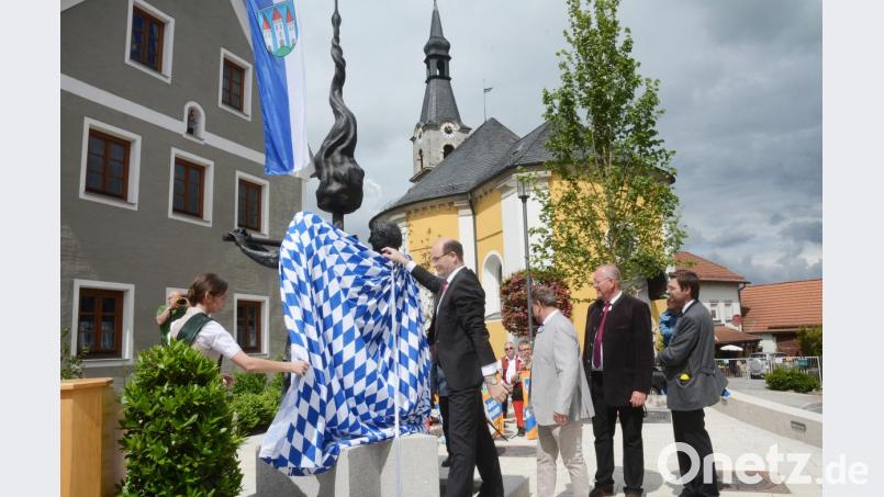 Die Zoiglhoheiten enthüllen mit Minister Albert Füracker die Zoiglskulptur. Bild: Gabi Schönberger