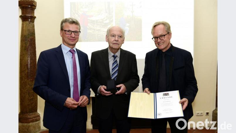 Kunstminister Bernd Sibler (links) und Generalkonservator Mathias Pfeil (rechts) übergaben an Leo Berberich die Denkmalschutzmedaille. Bild: exb/Robert Haas