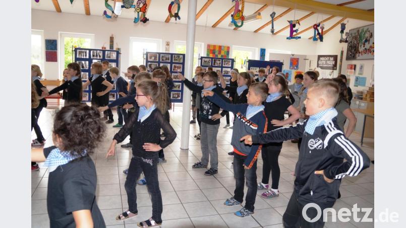 Die Kinder haben einen Tanz für den israelischen Besuch einstudiert. Bild: e