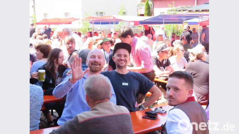 Bei herrlichem Sonnenschein feiert die Freiwillige Feuerwehr ihr 10. Bierfest. Bild: adj