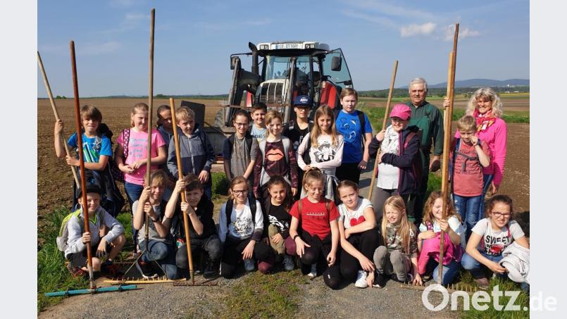 Die Schüler zusammen mit Fachlehrerin Cornelia Rieß und Landwirt Theo Dietz (hinten, von rechts). Bild: Cornelia Rieß/exb