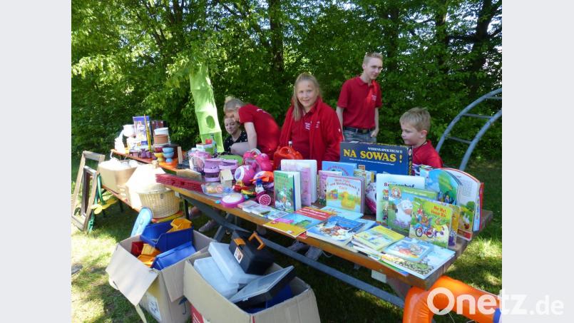 Der Dorfflohmarkt, der zum ersten Mal stattfindet, schlägt ein. Die Feuerwehrjugend ist mit einem eigenen Stand vertreten. Bild: sl