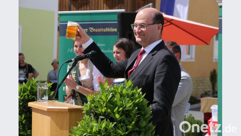 Albert Füracker mit einem Zwerg-Zoigl bei der enthüllung des Zoigl-Denkmals in Neuhaus. Bild: jrh