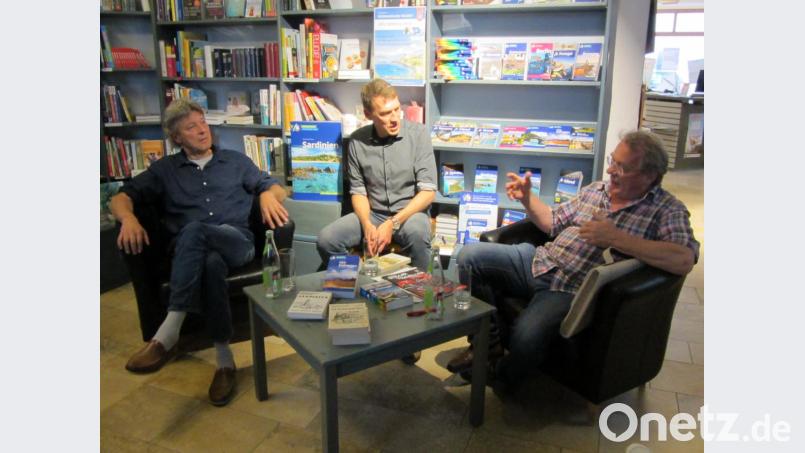 Verleger Michael Müller, Gastgeber Ralf Volkert und Autor Eberhard Fohrer (von rechts) im Gespräch über die 40-jährige Geschichte der beliebten Individualreiseführer . Bild: aks