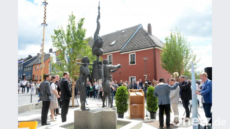 Pfarrer Edwin Ozioko segnet die Zoiglskulptur am Neuhauser Marktplatz. Bild: Gabi Schönberger