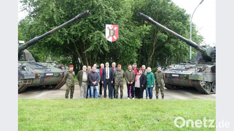 Die Panzerhaubitze 2000 ist das Vorzeigegerät des Artilleriebataillon 131, das die Spitze des SPD-Ortsvereins Lerchenfeld/Stockerhut besucht. Bild: Wieder