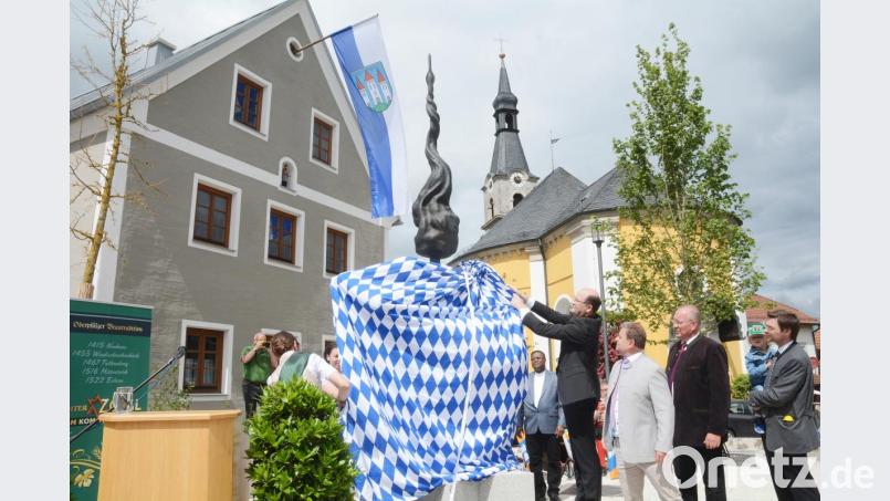 Albert Füracker holt die Zoiglskulptur aus ihrer weiß-blauen Hülle Bild: Gabi Schönberger