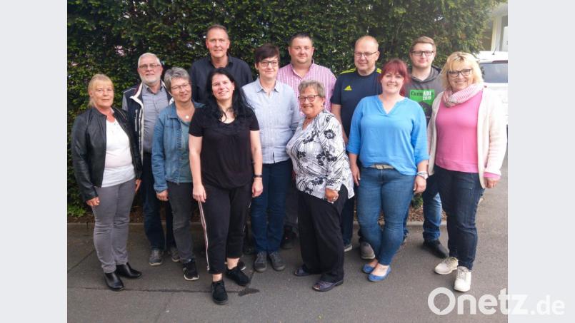 Das Führungsteam des SPD-Ortsvereins: In der vorderen Reihe (von links) Doris Schnurrer, Claudia Summer, Monika Gerl, Angela Baumgartner, Lia Zimmermann, Verena Völkl und Astrid Schuster. In der hinteren Reihe, (von links) Wilfried Roeb, Robert Christ, Helmut Zeitler, Hubert Rosner und Sebastian Gerl. Bild: exb