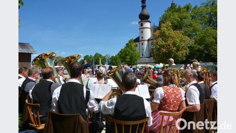 Die Münchenreuther Bauernkapelle, Leitung Peter Fuhrmann, spielte zum Frühschoppen am Kleinen Kapplfest auf. Bild: jr