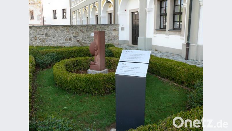 Auch die Skulptur vorm Pfarrbüro wird mit den neuen Tafeln erläutert. Bild: kgg