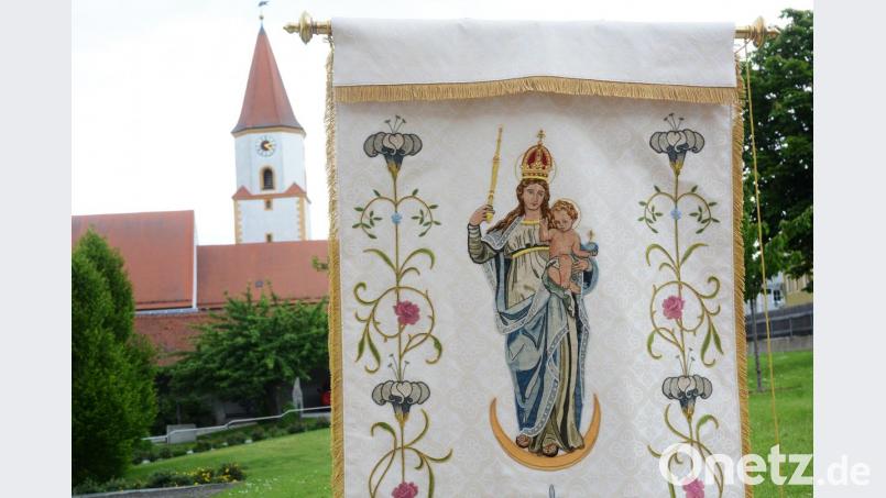 Die restaurierte historische Standarte des Luher Frauenbunds wird zum Jubiläum gesegnet. Bild: Gabi Schönberger