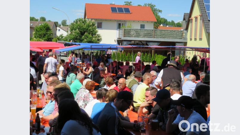 Bei herrlichem Sonnenschein feiert die Freiwillige Feuerwehr ihr 10. Bierfest. Bild: adj