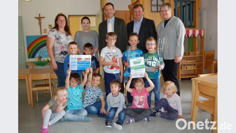 MdB Rupprecht besucht den Haberländer Kindergarten und informiert sich über das Projekt &quot;Haus der kleinen Forscher&quot;. Bild: sm