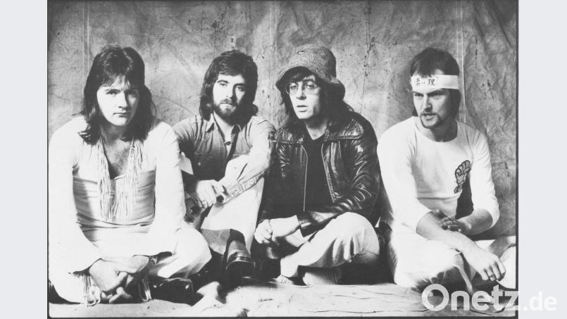 1975 erschien „Nightingales & Bombers“ und die Manfred Mann’s Earth Band war in folgender Besetzung unterwegs: (von links) Chris Slade, Mick Rogers, Manfred Mann, Colin Pattenden. Bild: Creature Music Limited