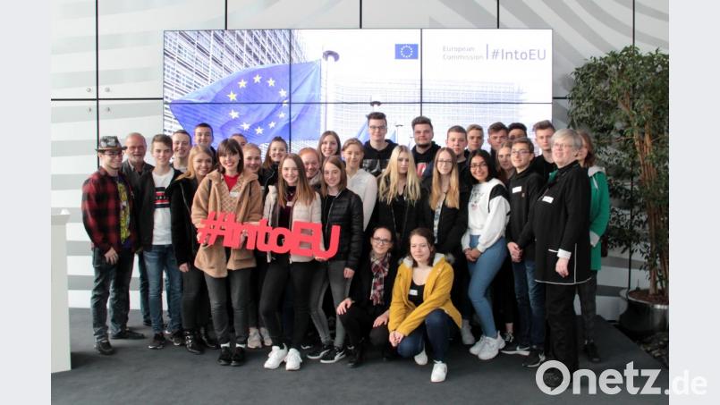 Auch bei der Europäischen Kommission wurden die Oberviechtacher Schüler mit ihren Lehrkräften empfangen. Bild: lg