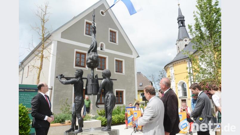 Der Brunnen ist enthüllt, das Wasser läuft. Bild: Gabi Schönberger