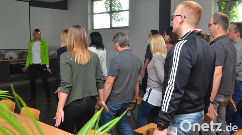Die zweifache Olympiasiegerin Heike Drechsler zeigte den Leistritz-Mitarbeitern leichte Übungen, die auch am Arbeitsplatz zwischendurch die Muskulatur auflockern können. Bild: dob
