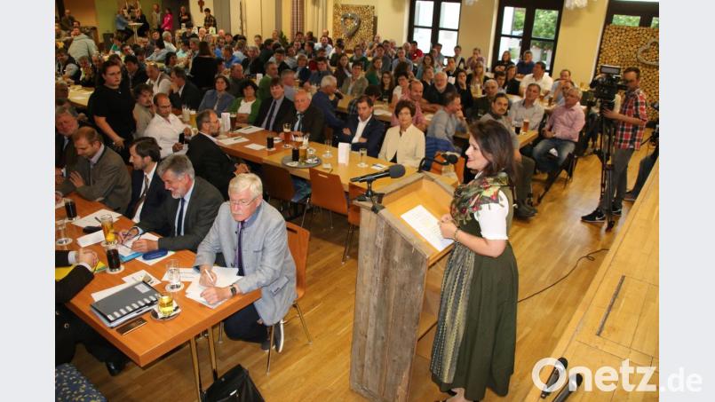 Michaela Kaniber spricht vor vollem Haus in Schwarzenfeld. Bild: jrh