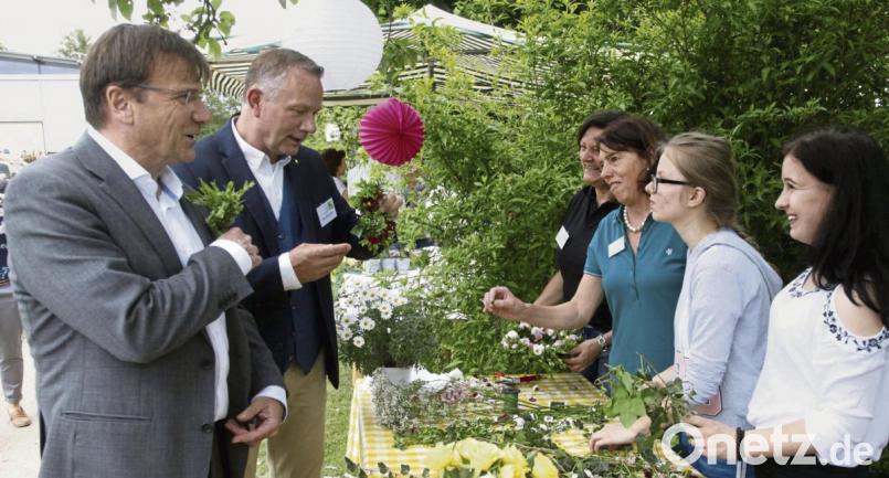 Direktor Michael Eibl und Einrichtungsleiter Otto Storbeck (von links) besuchten die Stände, die die Schüler beim Tag der offenen Tür im Haus des Guten Hirten aufgebaut hatten. Bild: Hirsch