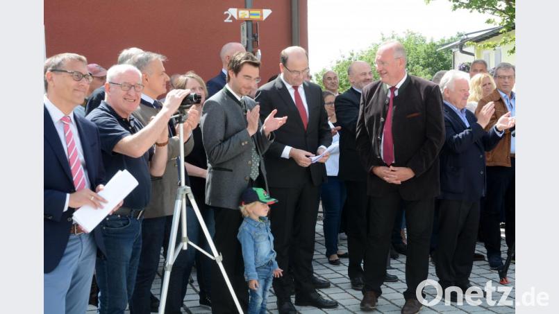 Bei der Begrüßung von Bürgermeister Karlheinz Budnik stehen Erik Bergner vom Amt für Ländliche Entwicklung (links), Stephan Oetzinger, Albert Füracker, Franz Löffler und Architekt Josef Schöberl unter den Zuschauern. Bild: Gabi Schönberger