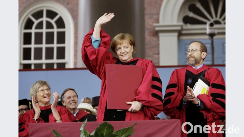 Bundeskanzlerin Angela Merkel winkt bei der Verleihung der Ehrendoktorwürde der Rechtswissenschaften der Harvard Universität. Bild: Steven Senne/AP/dpa