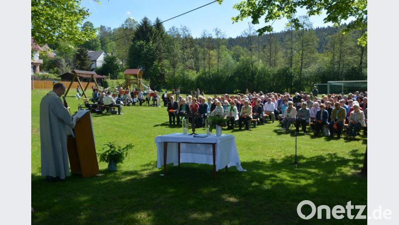 Diakon Fritz Lieb hielt beim Gottesdienst im Grünen die Predigt. Mehr als 250 Gläubige waren nach Königshütte gekommen. Bild: jr
